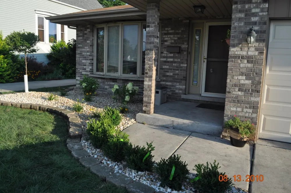 Top-rated lawn care service near you in crestwood, IL by Red Oaks Landscaping