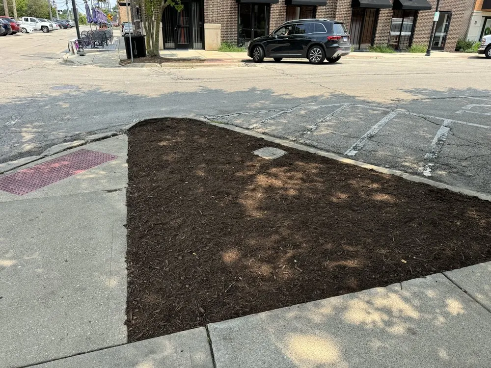 Top-rated lawn care service for homes in Mount Prospect, IL by Reds Landscaping Maintenance Desing