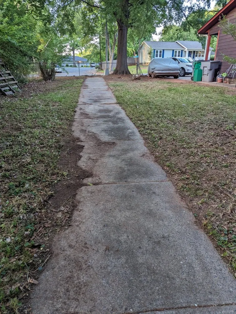 Expert yard maintenance in Charlotte, NC - Reed -Worxx