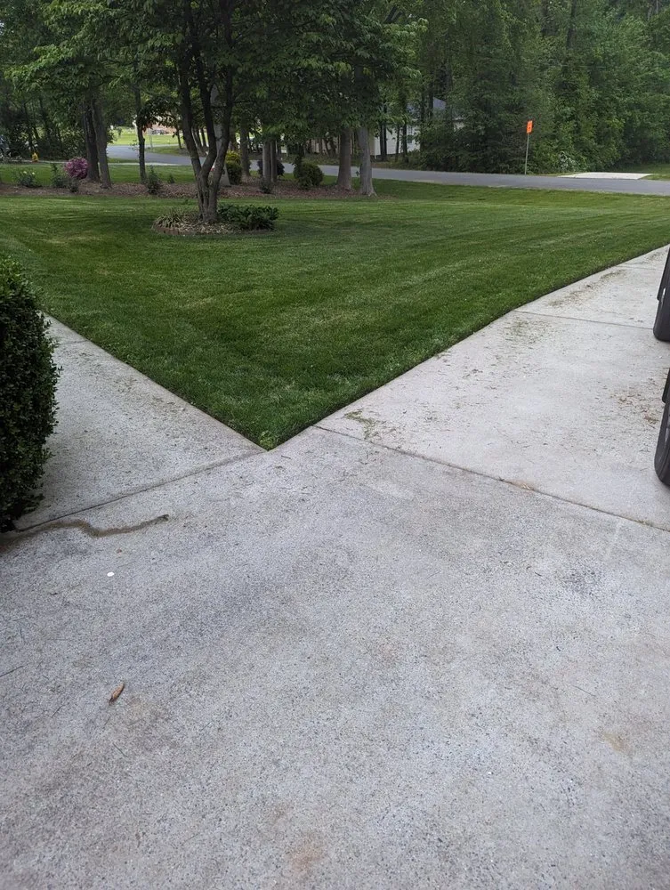 Top-rated lawn mowing service in Charlotte, NC - Reed -Worxx