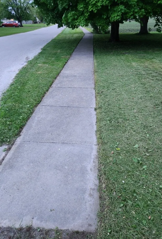 Top-rated lawn care service in Fairmount, IL by Reffett Landscaping