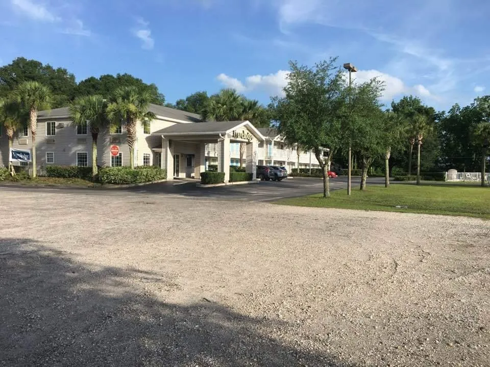 Top-rated yard cleanup service experts serving Glen Saint Mary, FL - Register's Property Management and Lawn Service