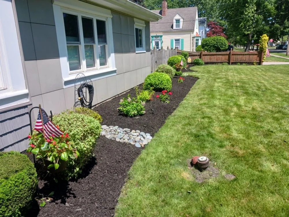 Custom outdoor landscaping in Niagara Falls, NY by Reid's Lawncare