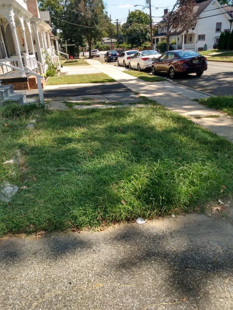 Custom garden landscaping in West Deptford, NJ by Reliable Kutz Lawncare