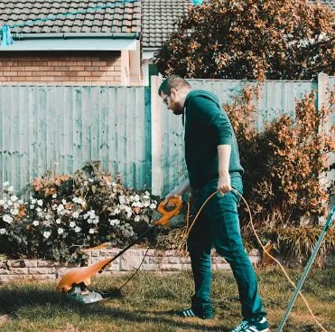 Custom lawn care service near you in Saint Louis, MO by Rell