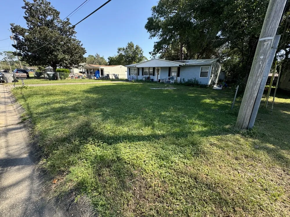 Local lawn mowing service in Pensacola, FL - Renfroes Lawn Care