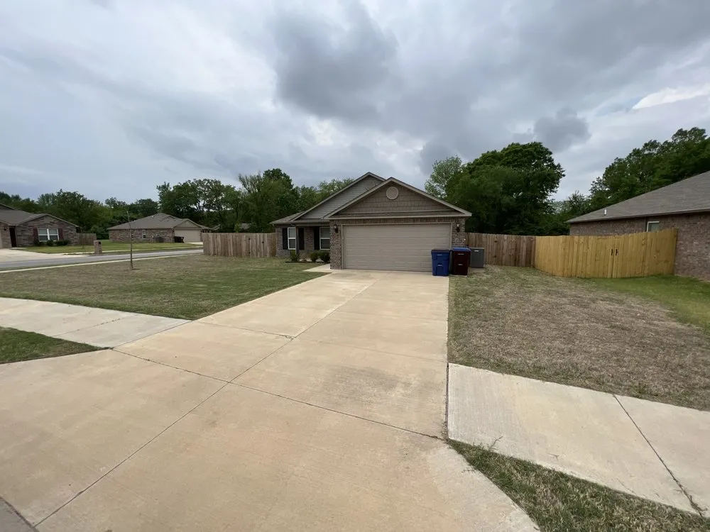 Top-rated garden landscaping with custom design in Sallisaw, OK by Renfrow Lawn Care