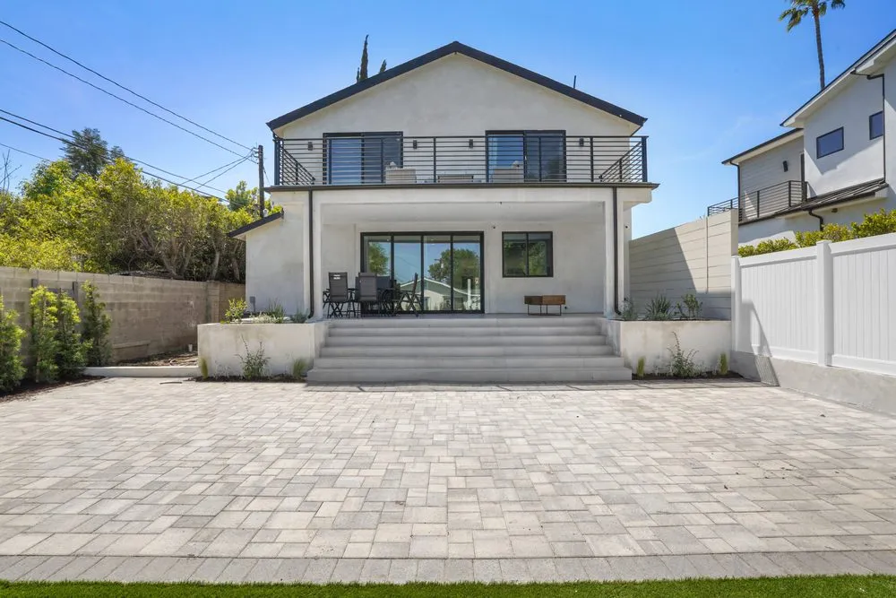 Custom yard maintenance in Tarzana, CA - Renovate Works