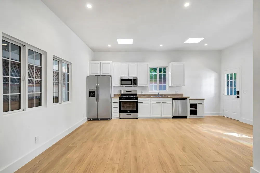 Affordable lawn mowing service in Tarzana, CA - Renovate Works