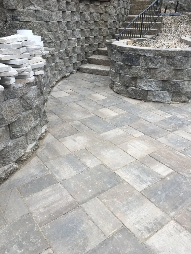 Professional garden landscaping for homes in De Soto, MO by Retaining Wall Specialist