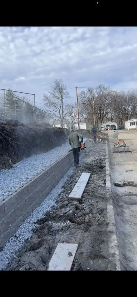 Top-rated lawn care service experts serving Des Moines, IA - Rethink Hardscaping