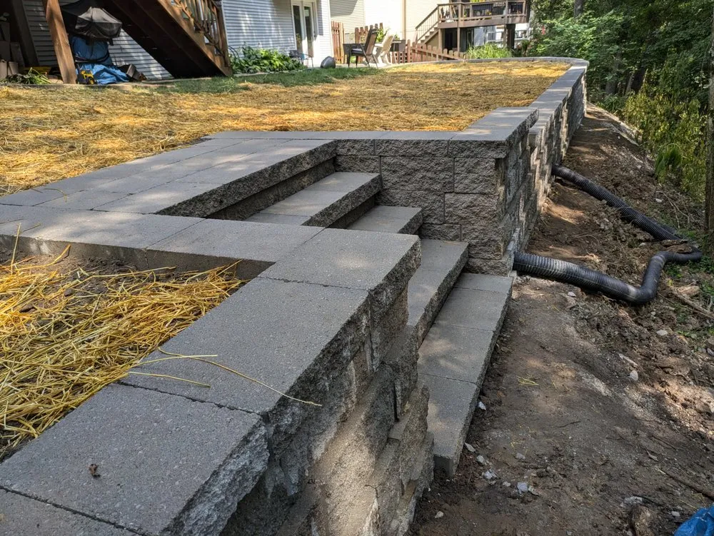 Expert lawn mowing service experts serving Saint Louis, MO - Reyes Construction