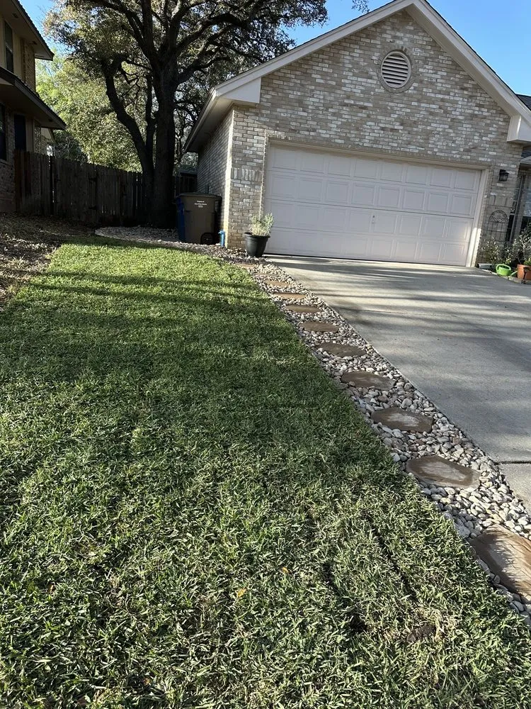Custom lawn mowing service experts serving San Antonio, TX - Reyes Landscaping