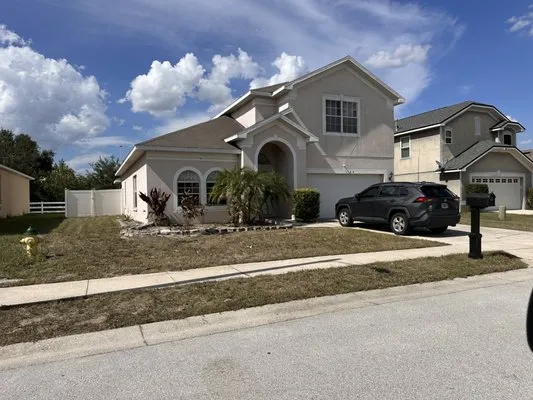 Reyes Lanscaping Logo