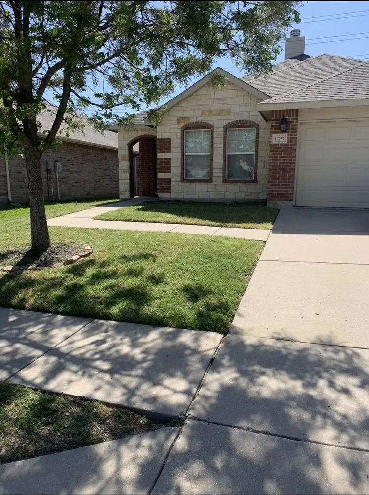 Custom lawn mowing service near you across Fort Worth, TX - Reyes Lawn Care