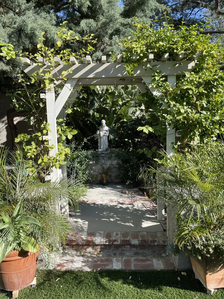 Affordable lawn mowing service in Northridge, CA by Reyes Tree Services