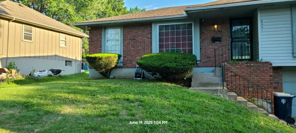 Local yard cleanup service in Grandview, MO - Reynolds Lawn Care