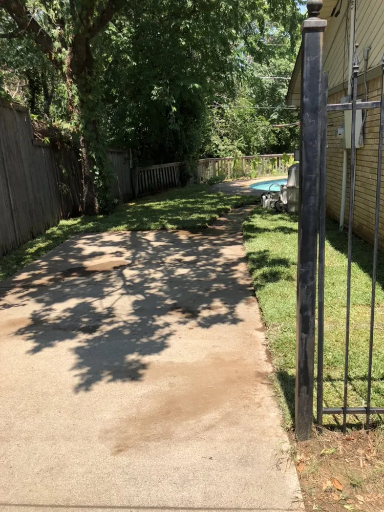 Local yard maintenance for beautiful yards in Duncanville, TX by Rey's Lawncare