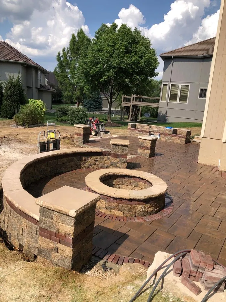 Professional residential landscaping experts serving Kansas City, KS - R&G Lawn & Landscape