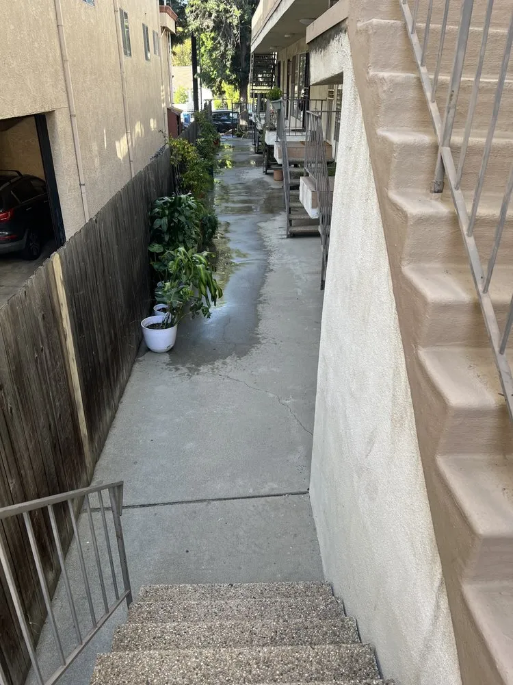 Affordable lawn mowing service in Paramount, CA - Ricardo Jimenez