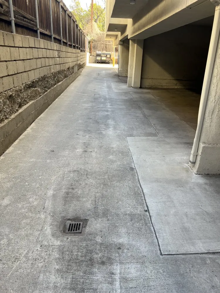 Affordable lawn mowing service in Paramount, CA by Ricardo Jimenez