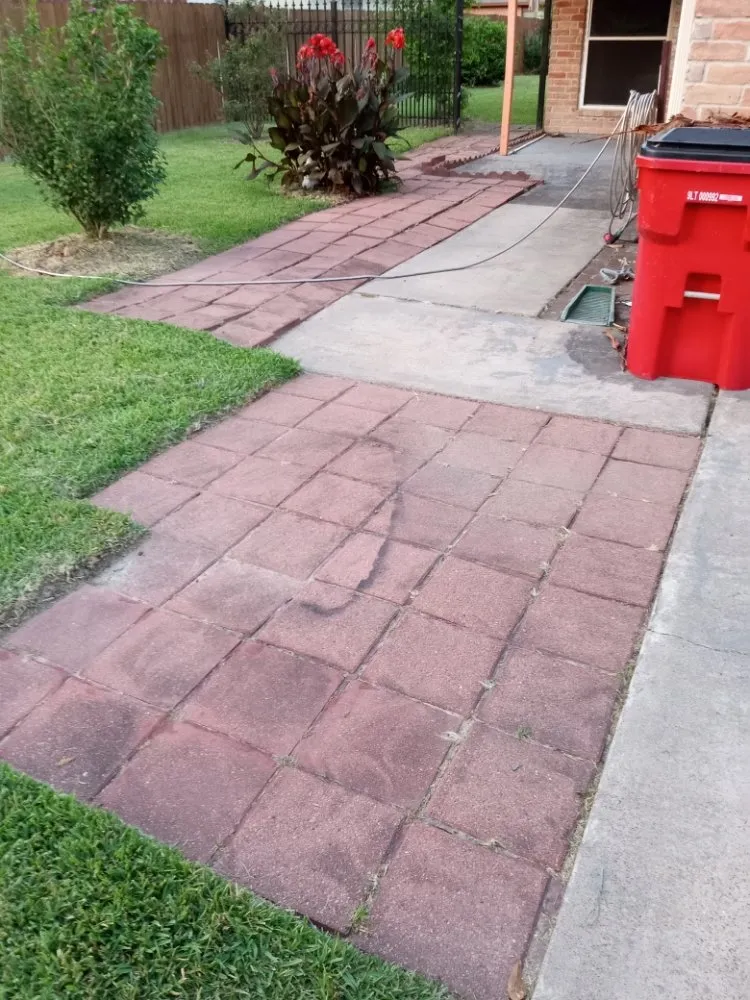 Affordable yard cleanup service for homes across Dayton, TX - Richard's Lovely Lawn Care