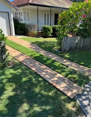 Richmond Lawn Care Logo