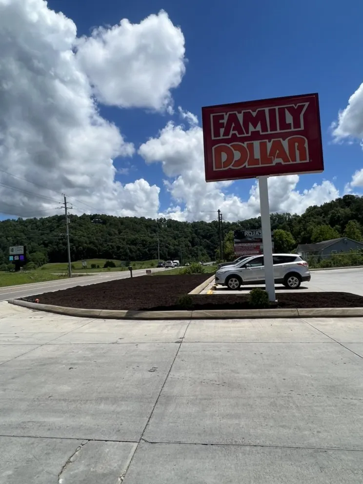 Top-rated lawn mowing service experts serving Pigeon Forge, TN - RichScape Lawn&Gardening