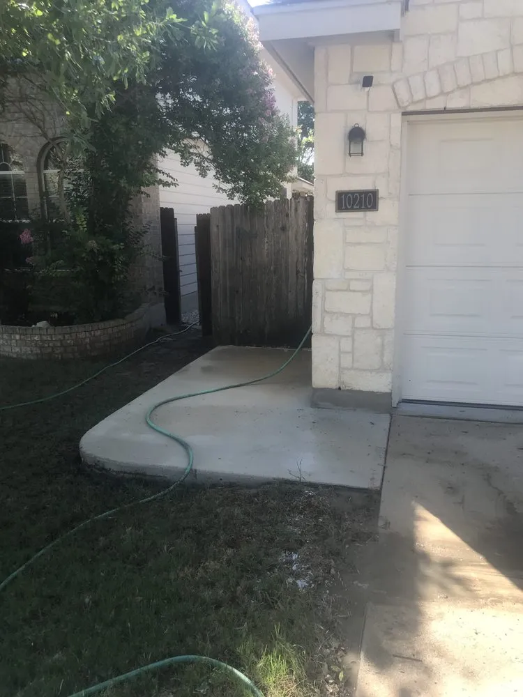 Professional garden landscaping for year-round maintenance in San Antonio, TX by Rick N Ralis Landscaping