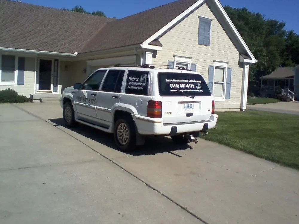 Local lawn care service experts serving Kearney, MO - Rick's Neighborhood Lawn Mowing