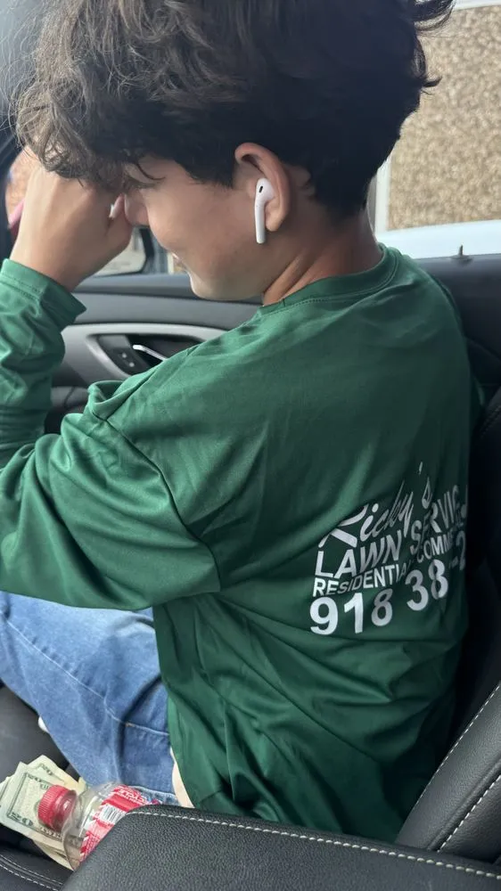 Custom yard cleanup service in Broken Arrow, OK by Ricky’s Lawn Service