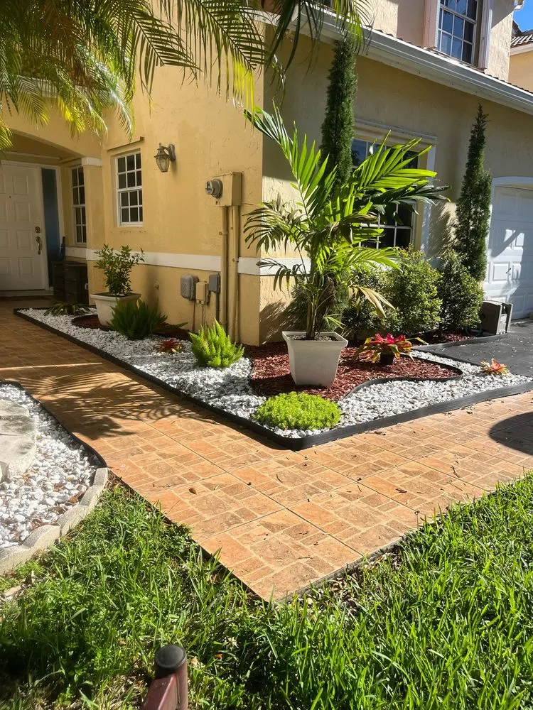 Custom outdoor landscaping in Davie, FL - Ridge's Landscaping & Lawn Service