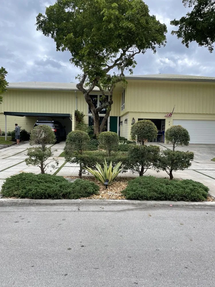 Custom outdoor landscaping in Davie, FL by Ridge's Landscaping & Lawn Service