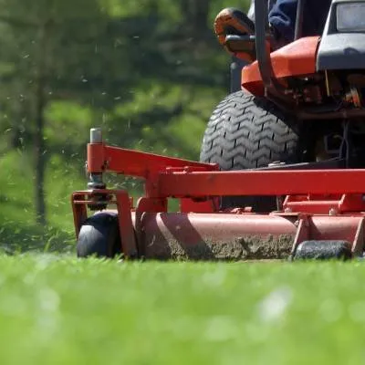 Custom yard cleanup service in Kingston, TN by Rivenbark Lawncare