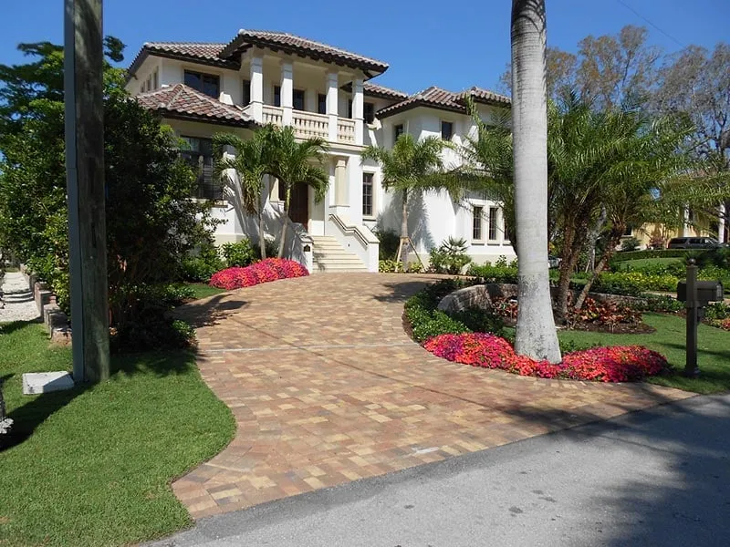 Custom yard maintenance experts serving Jacksonville, FL - River Oaks Outdoor