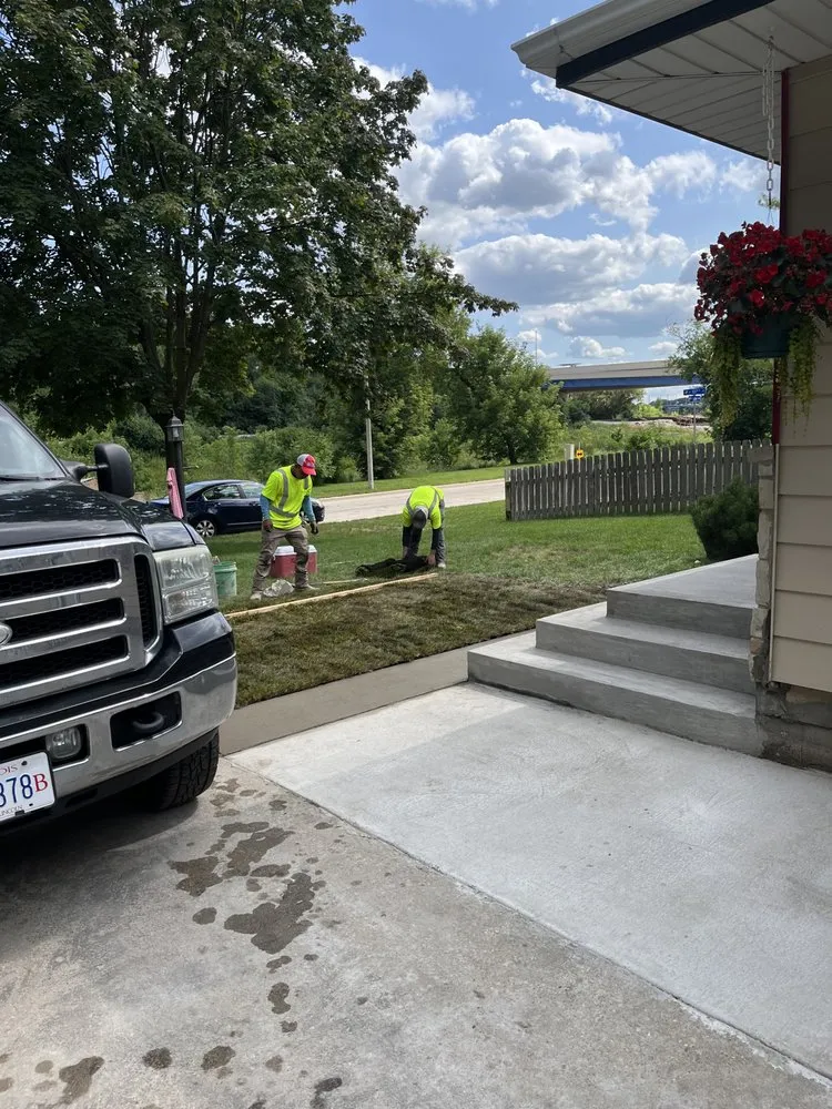 Top-rated lawn mowing service in Round Lake Beach, IL by Rivera Concrete Paving