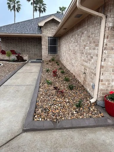 Local lawn care service experts serving Donna, TX - Rivera's Lawn & Landscaping