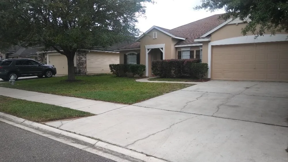 Top-rated lawn care service experts serving Jacksonville, FL - Rivers Edge Landscaping