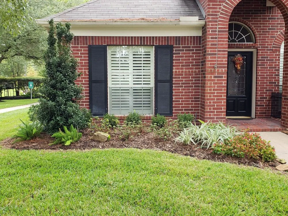 Custom landscaping services in Conroe, TX by Riverside Lawn & Landscaping