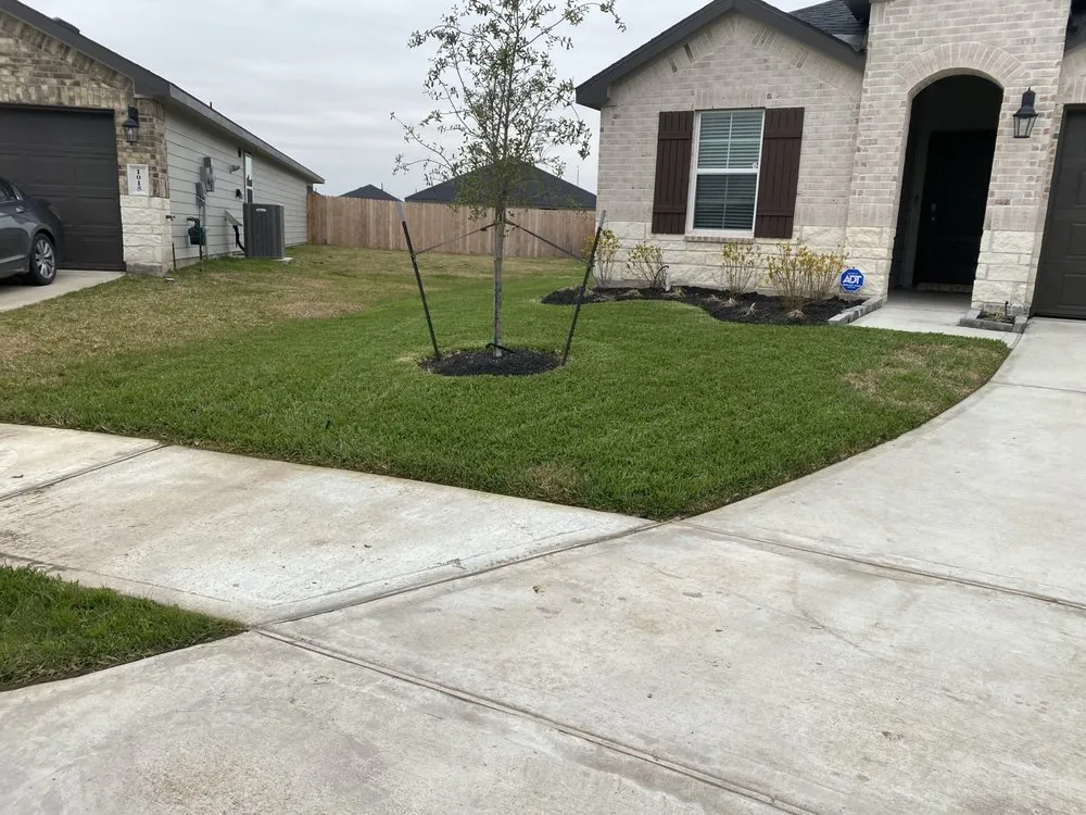 Top-rated garden landscaping with custom design in Rosharon, TX by RJ's Ninja Lawn Care