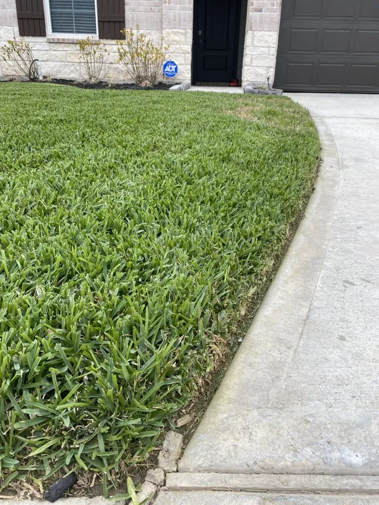Custom landscaping services for homes in Rosharon, TX by RJ's Ninja Lawn Care