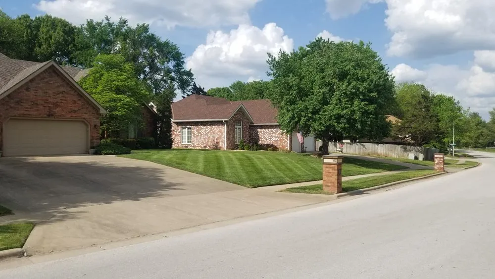 Top-rated yard maintenance in Republic, MO - Rlawrence Lawncare