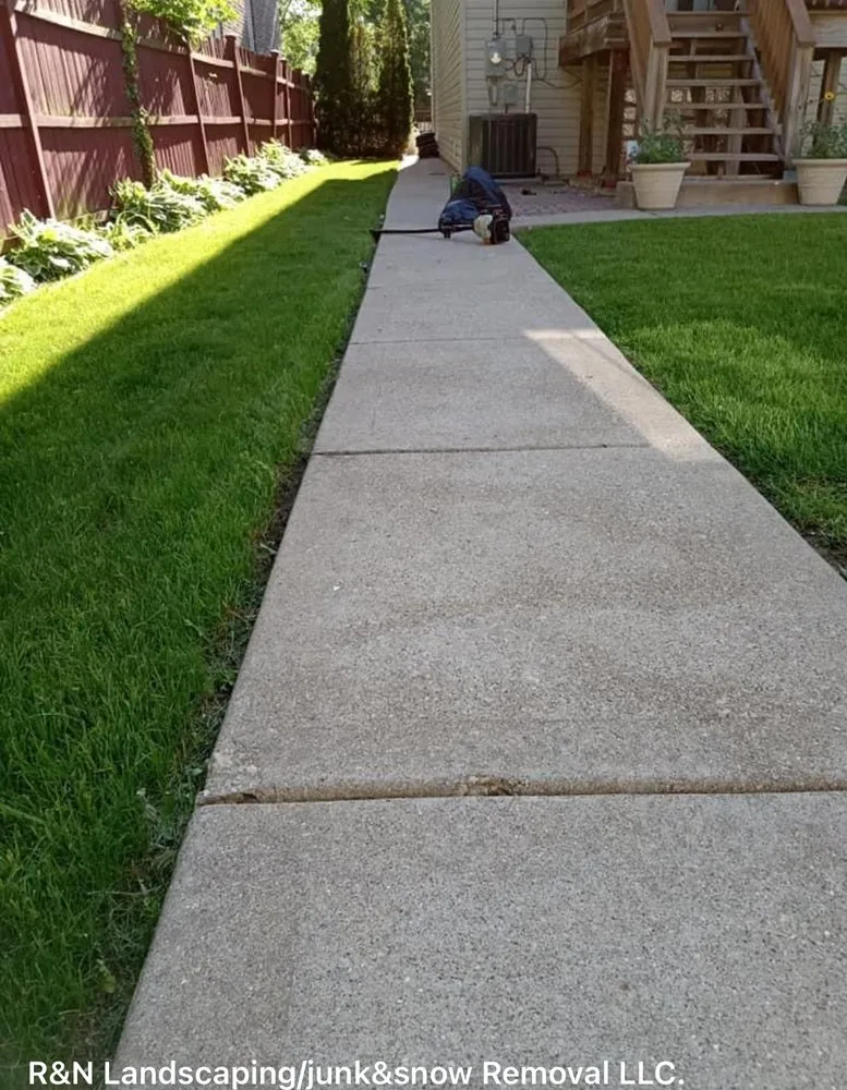 Local lawn care service for homes in Chicago, IL by R&N Services