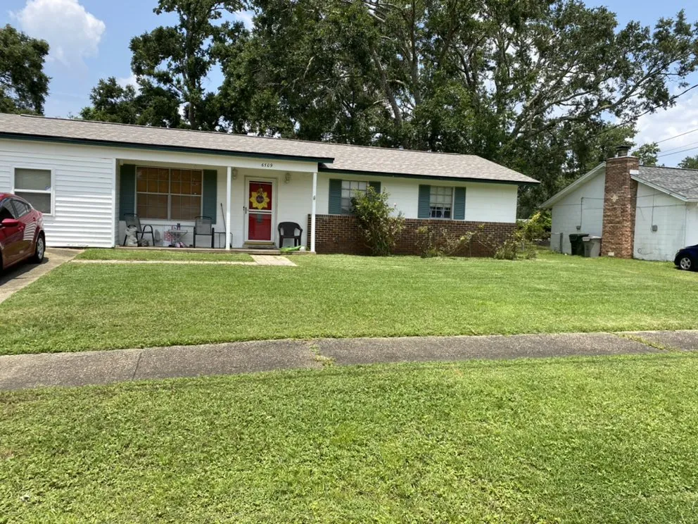 Trusted lawn mowing service in Pensacola, FL - Ro Mow Lawn Service