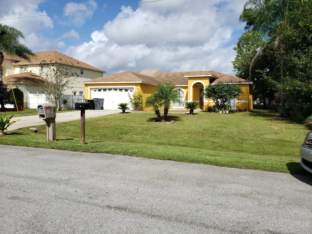 Expert residential landscaping experts serving Kissimmee, FL - Robert & Canito's Landscaping