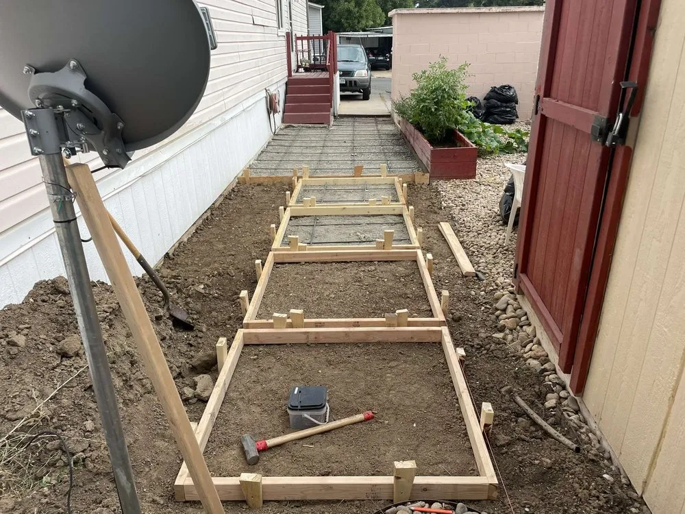 Expert lawn mowing service in Aurora, CO - Roberto De Leon Contractor