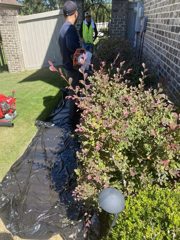 Local garden landscaping with custom design in Tupelo, MS by Roberto