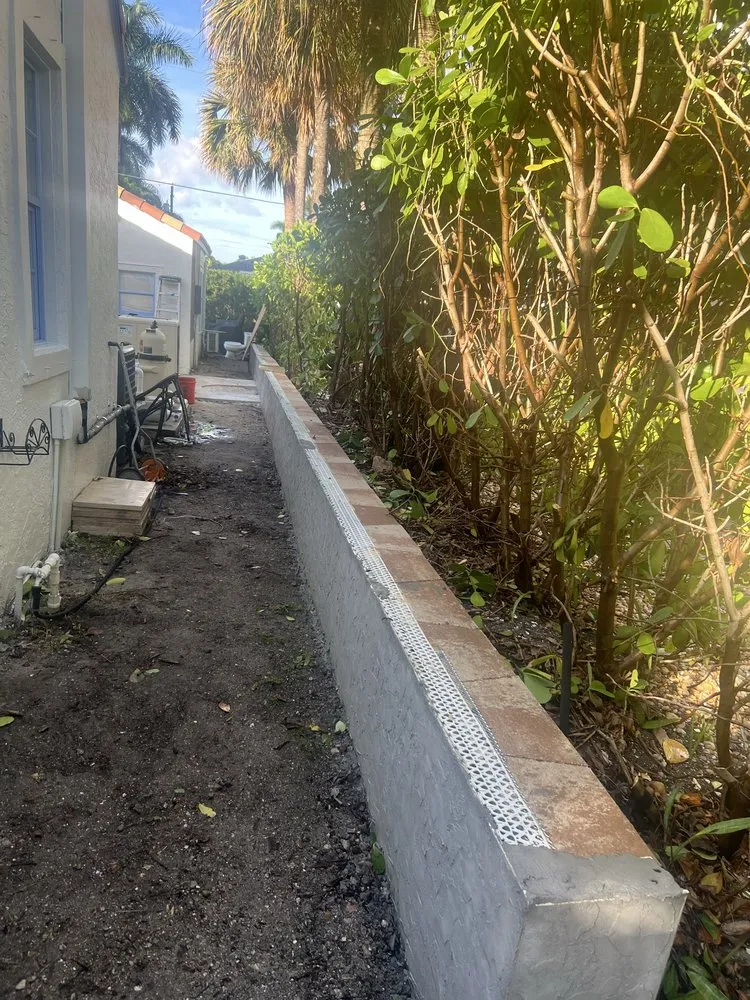 Custom landscaping services experts serving Richmond West, FL - Roberto's Landscape & Maintenance