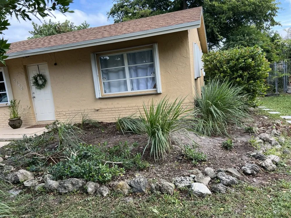 Expert landscaping services in Richmond West, FL - Roberto's Landscape & Maintenance