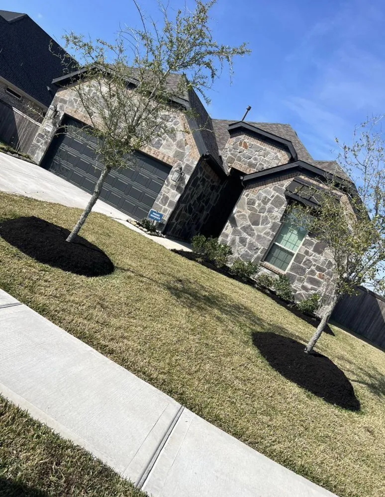 Custom garden landscaping for residential properties in Rosenberg, TX by Roberto’s Lawn & Property Services